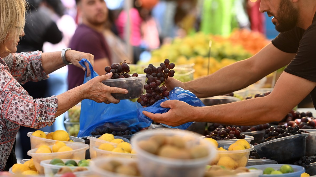 UK inflation rate falls to 3% in January