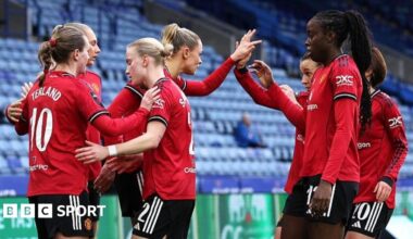 Julia Zigiotti Olme celebrates with Man Utd team-mates after her opener