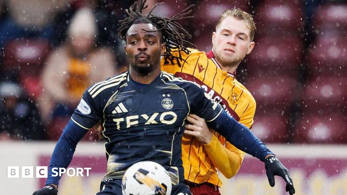 Aberdeen’s Toyosi Olusanya (L) and Motherwell’s Stephen Welsh in action during a William Hill Premiership match between Motherwell and Aberdeen at Fir Park