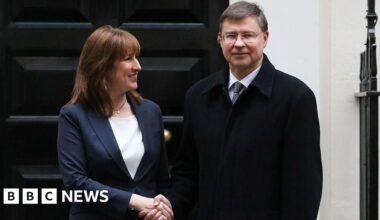 EU has 'open mind' on UK customs union debate, says commissioner - BBC