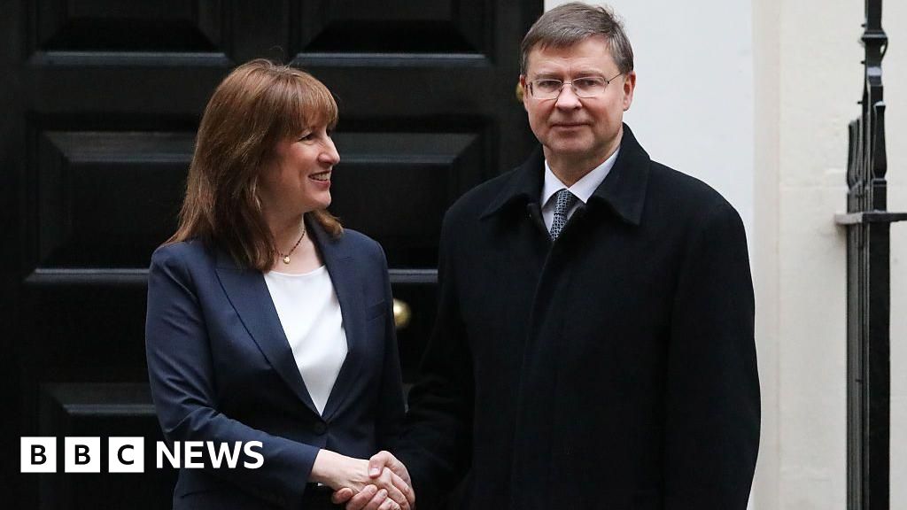 EU has 'open mind' on UK customs union debate, says commissioner - BBC