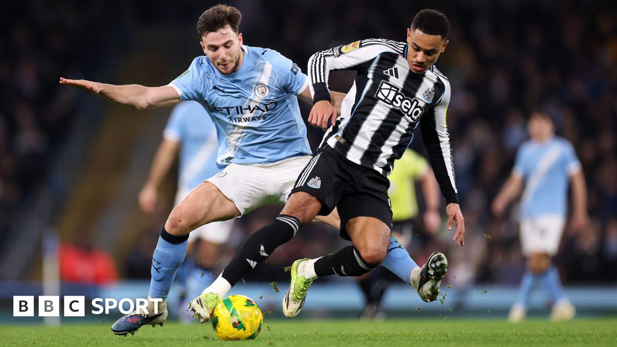 Jacob Ramsey of Newcastle United is challenged by Nico Gonzalez of Manchester City during the Carabao Cup Semi Final Second Leg match between Manchester City and Newcastle United at Etihad Stadium on February 04, 2026
