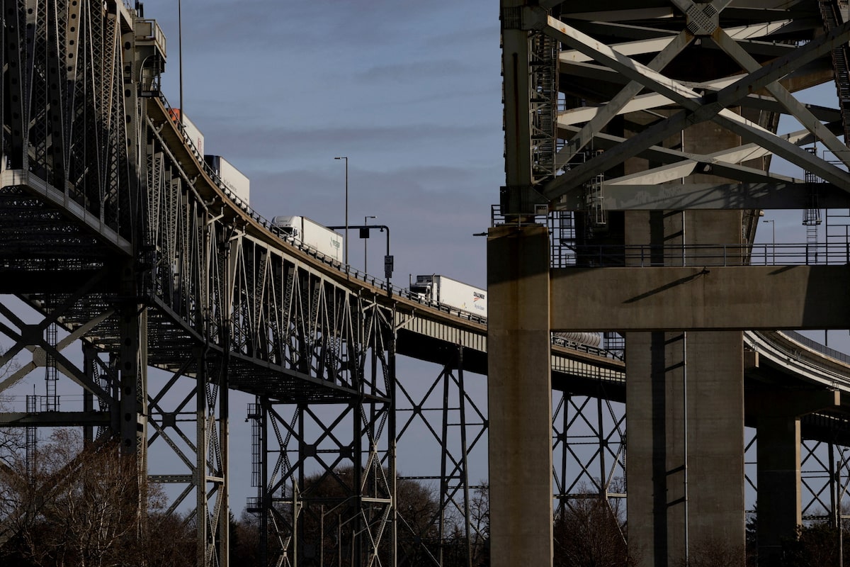 Canada’s trade deficit narrows in December as share of U.S. exports shrinks