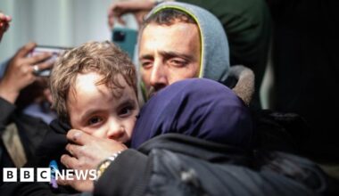 Gazans returning through Rafah crossing describe checks by Palestinian militia - BBC