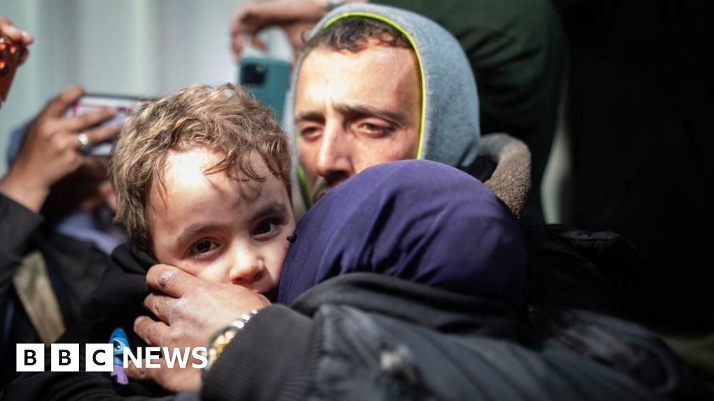 Gazans returning through Rafah crossing describe checks by Palestinian militia - BBC