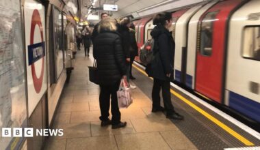 People waiting on Tube platform to get on a Victoria line train