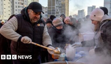 Thousands without power in freezing Ukraine as renewed Russian strikes continue - BBC
