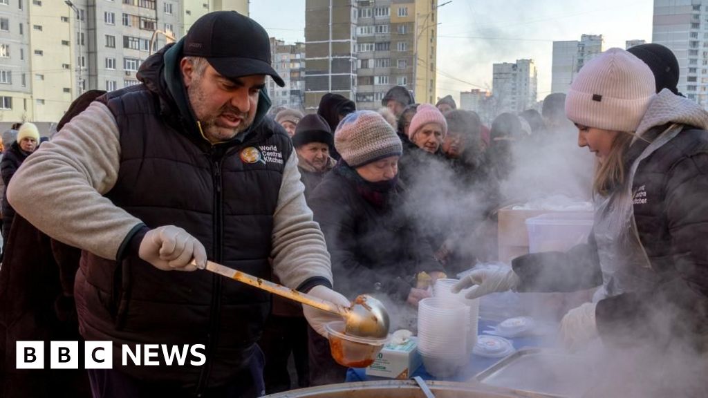 Thousands without power in freezing Ukraine as renewed Russian strikes continue - BBC