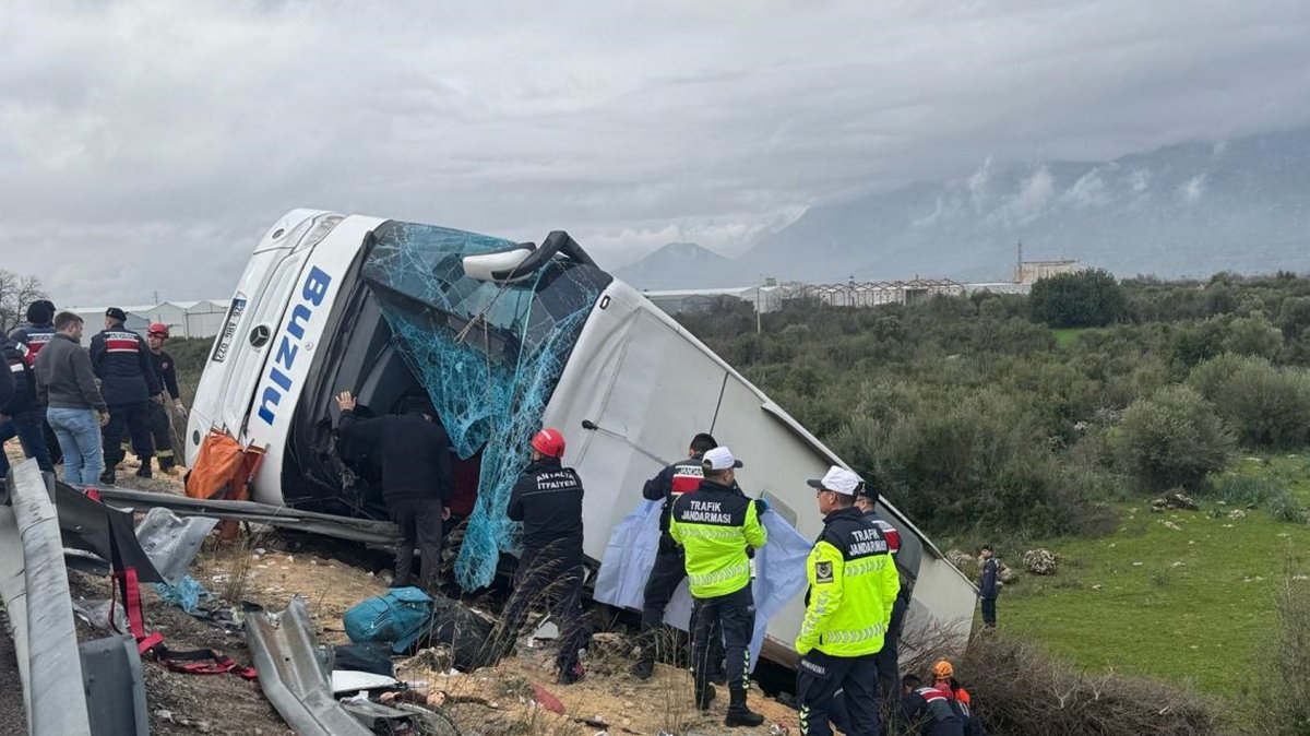 Bus crash in southern Türkiye kills 9, injures 26