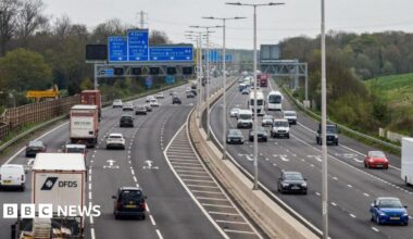 A section of the M4 with lorries and cars using all four lanes, with no hard shoulder