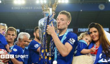Jamie Vardy of Leicester City kisses the Premier League Trophy