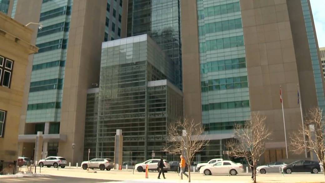 Click to play video: 'Danielle Smith threatens to withhold funding for judges without more input on selection'