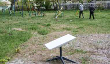 Ukraine Says Russian Troops Paid for Fake Starlink, Doxxed Themselves