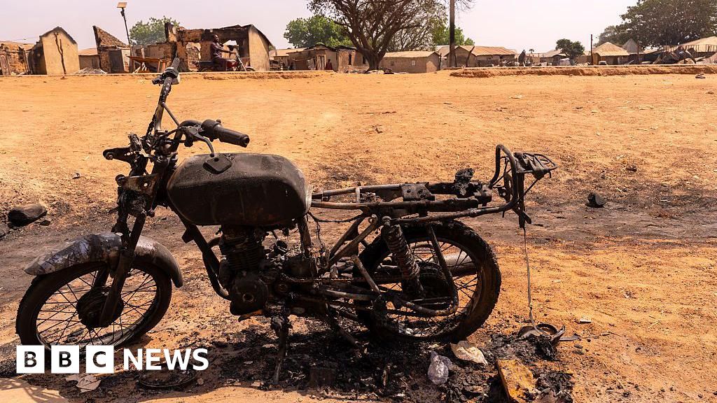 Gang raids in Nigerian villages leave more than 30 people dead - BBC