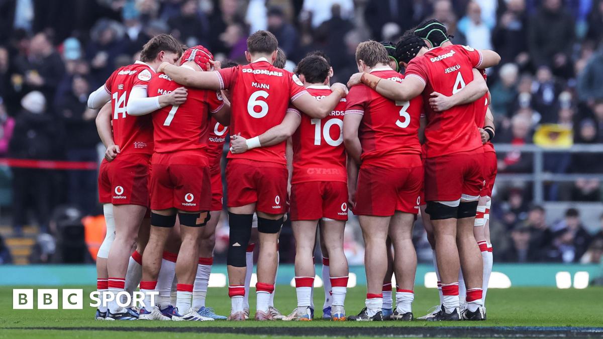 Wales players in a huddle against England