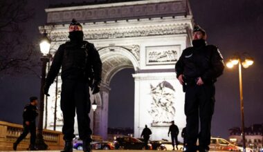 Knife-wielding man shot by police at Arc de Triomphe