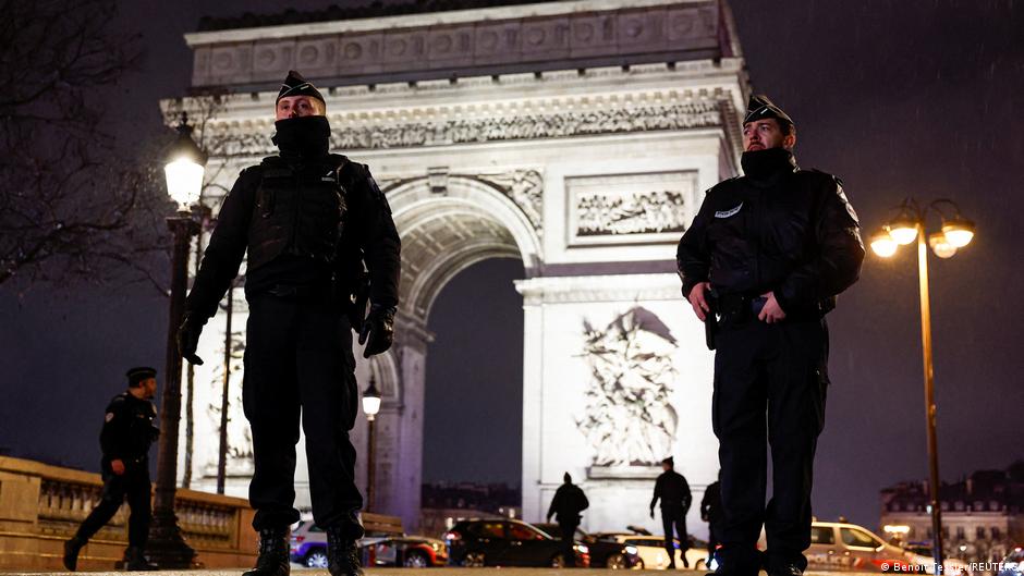 Knife-wielding man shot by police at Arc de Triomphe