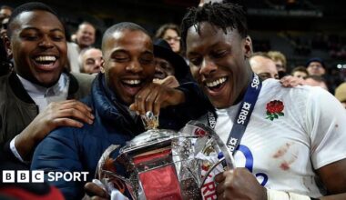 Maro Itoje talks to his team