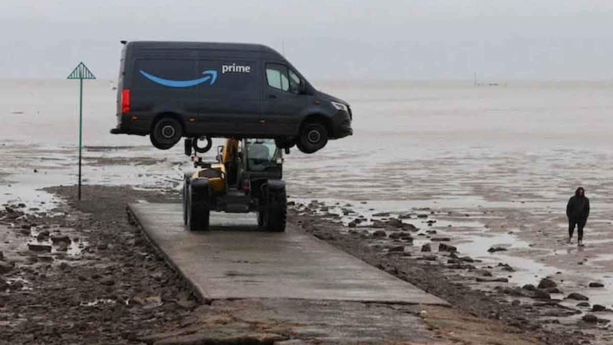 Amazon driver gets stuck on 'UK's deadliest path' after following satnav into Thames Estuary