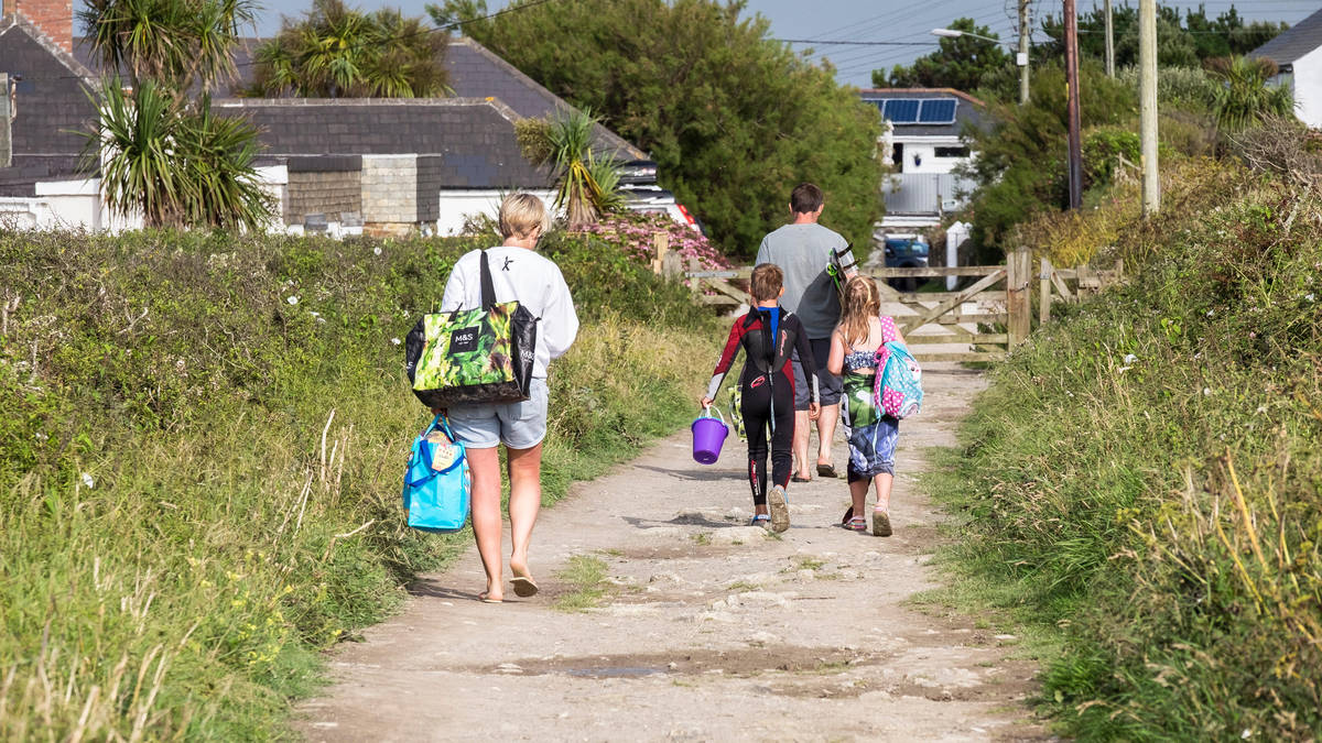 Four million UK households in work ‘not earning enough for decent life’