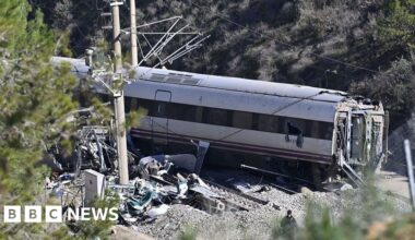 Spanish train drivers to begin nationwide strike after fatal crashes - BBC