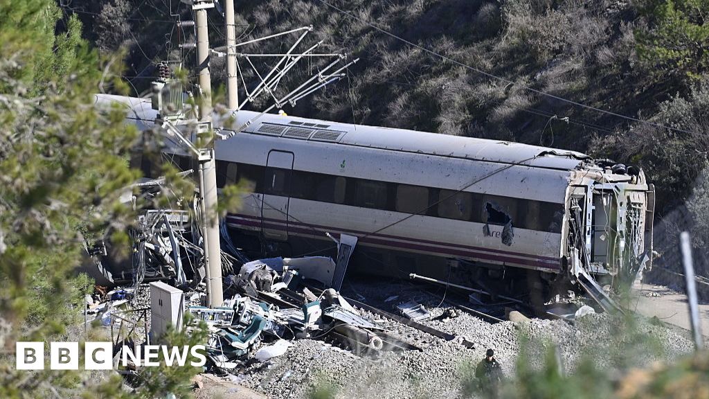 Spanish train drivers to begin nationwide strike after fatal crashes - BBC