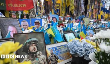 Memorials to fallen Ukrainian soldiers in Kyiv