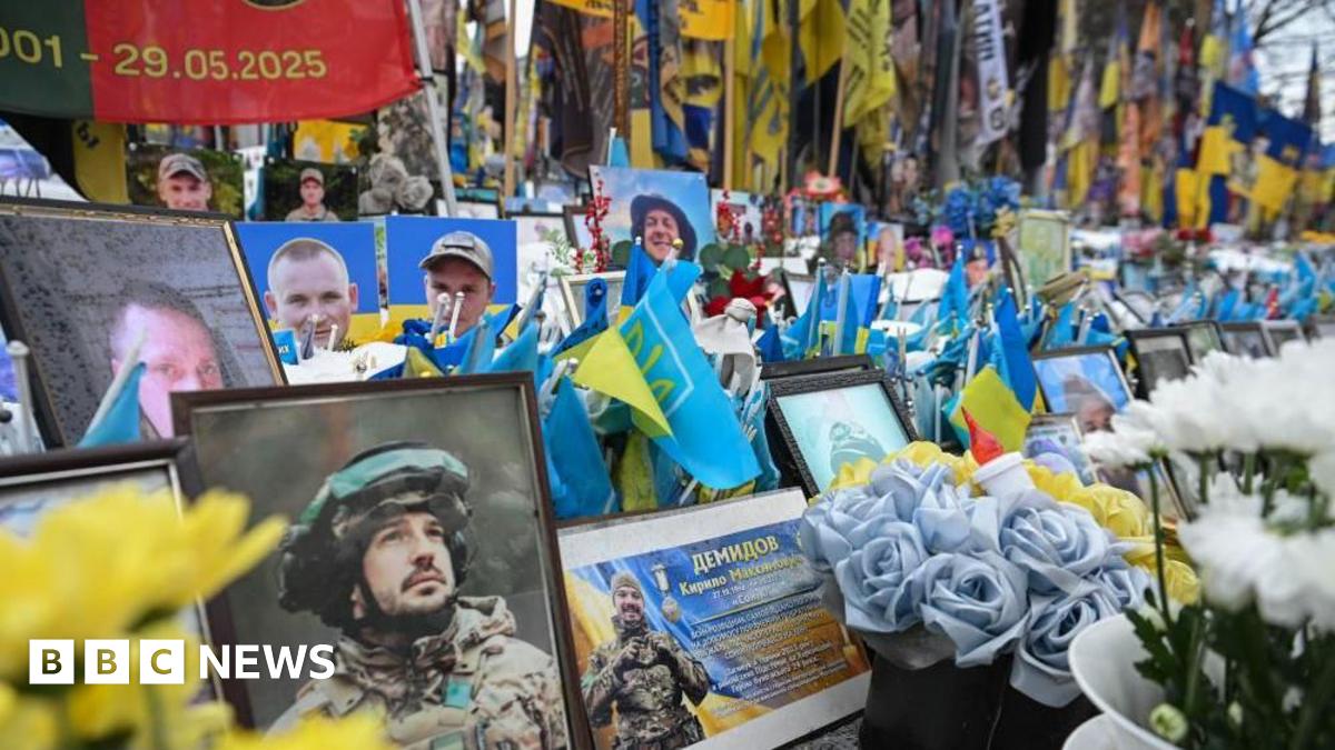 Memorials to fallen Ukrainian soldiers in Kyiv