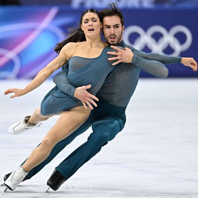 Laurence Fournier Beaudry (L) and France’s Guillaume Cizeron