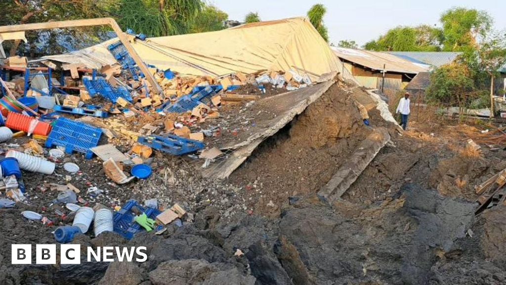 South Sudan conflict: MSF says staff missing after air strikes hit hospital in Jonglei - BBC