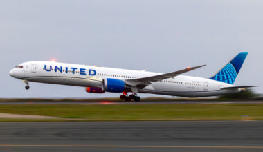 United Airlines Boeing 787-10 aircraft landing in Hawaii.