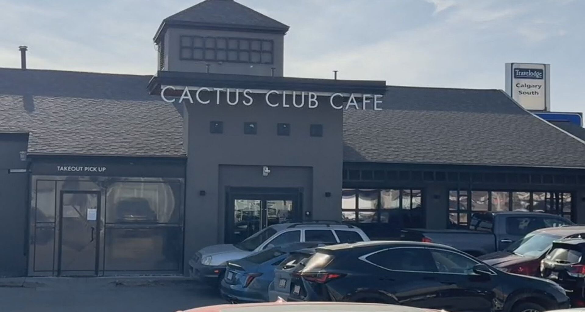 Shooting outside Calgary restaurant leaves 1 man hurt