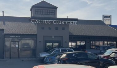 Shooting outside Calgary restaurant leaves 1 man hurt