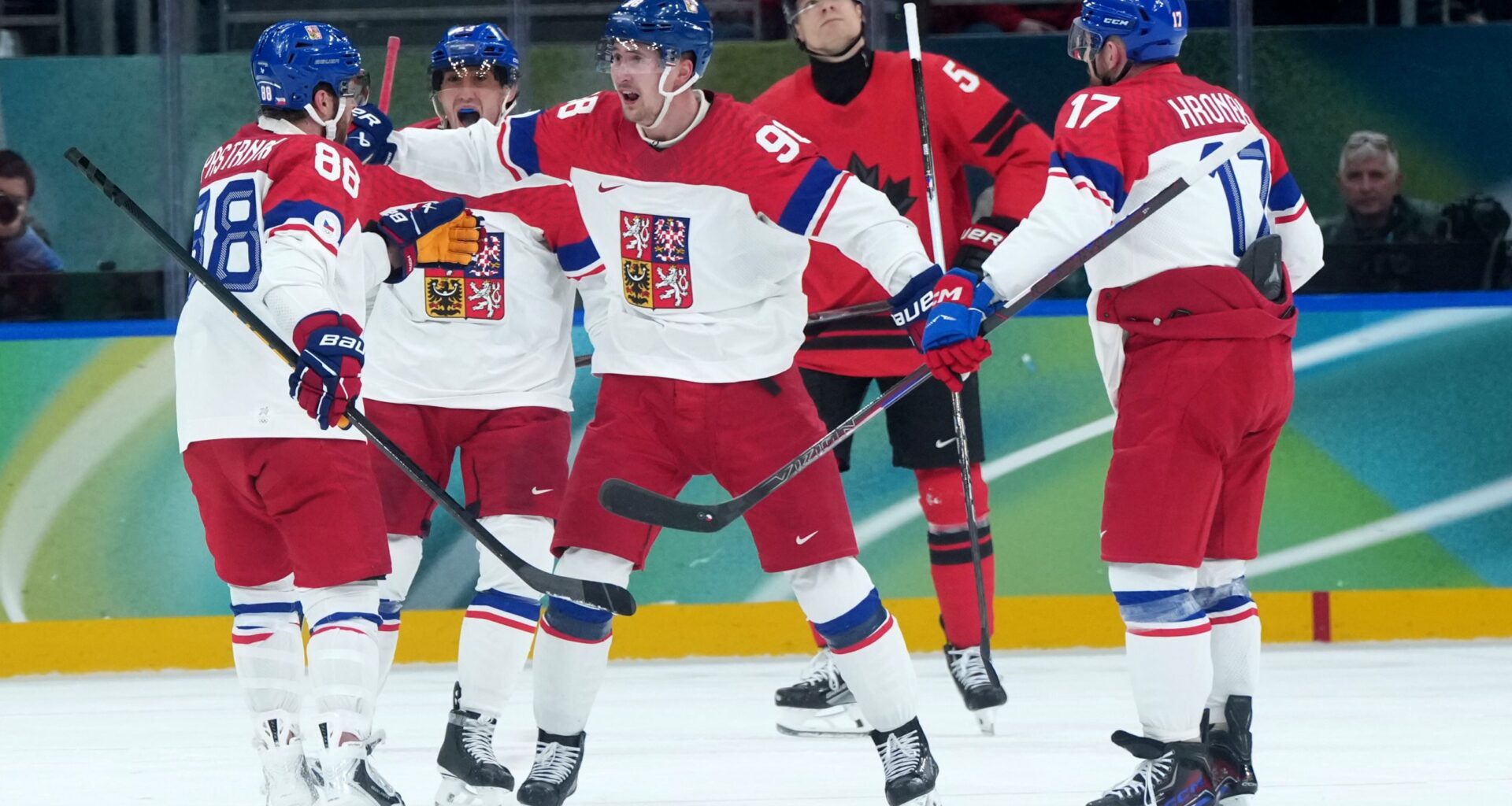 Czechia had six men on ice during Ondrej Palat goal against Canada
