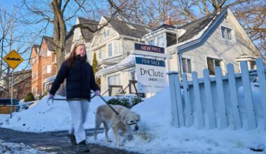 Toronto-area average home price dips under $1-million for first time since 2021