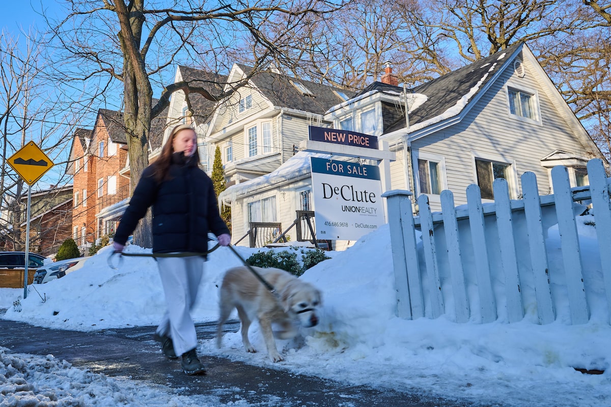 Toronto-area average home price dips under $1-million for first time since 2021