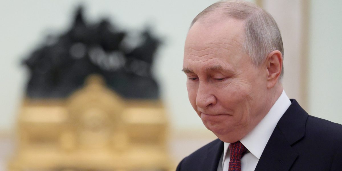 Russian officials are warning Putin that a financial crisis could arrive this summer, report says