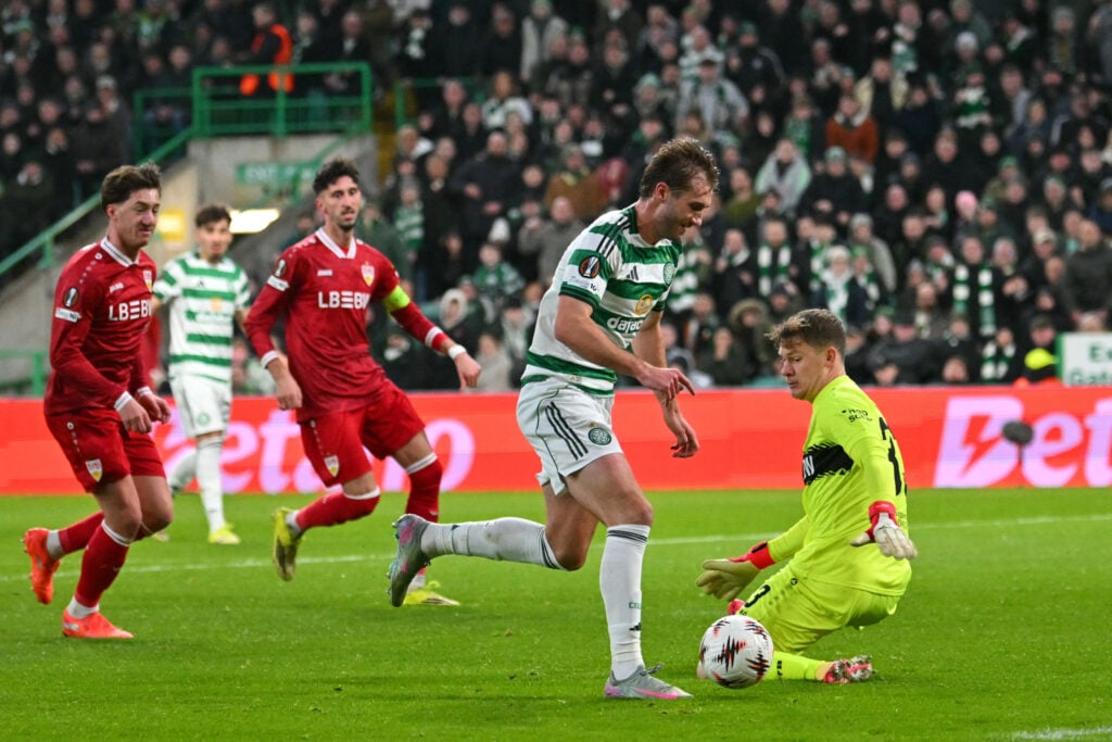 Benjamin Nygren (C) goes around Stuttgart's German goalkeeper #33 Alexander Nuebel (R) as he goes on to score their first goal during the UEFA Europa League knockout round playoff, 1st leg football match between Celtic and Stuttgart