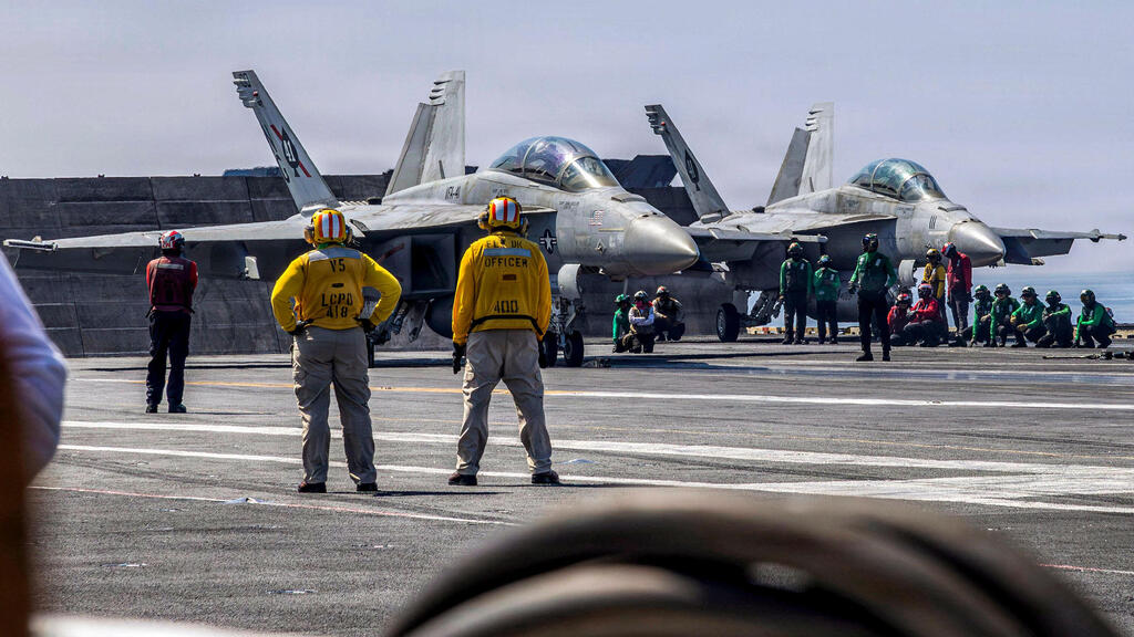 שני מטוסי F/A-18F מתכוננים להמראה מסיפון נושאת המטוסים אברהם לינקולן בים הערבי