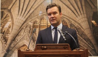 Former Conservative MP Jeneroux ‘couldn’t sit on the sidelines,’ crosses floor to join Liberals