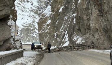 Rockslide closes Highway 93 between B.C. and Alberta until at least noon on Thursday - Global News