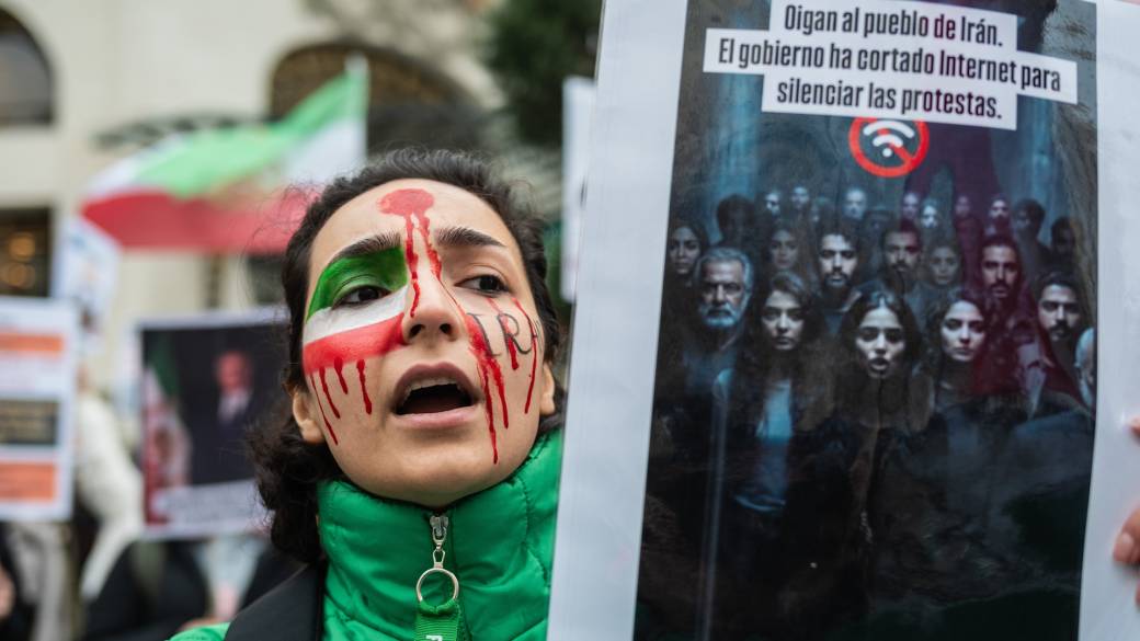 Click to play video: 'Iranians across the globe vent frustrations as internet blackout continues after deadly protests'