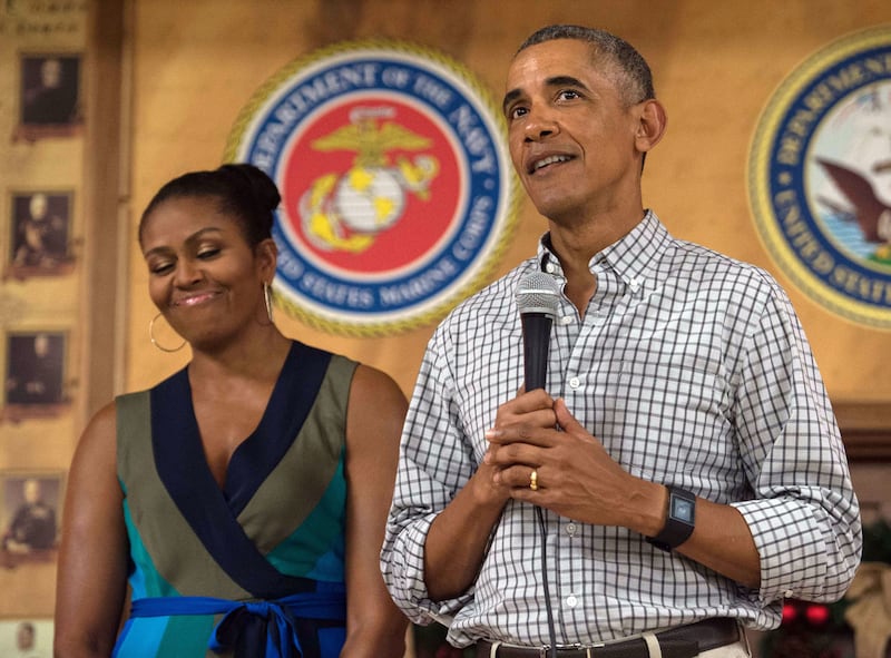 US President Barack Obama addresses troops with First Lady Michelle Obama at Marine Corps Base Hawaii in Kailua on December 25, 2016. / AFP / NICHOLAS KAMM        (Photo credit should read NICHOLAS KAMM/AFP via Getty Images)
