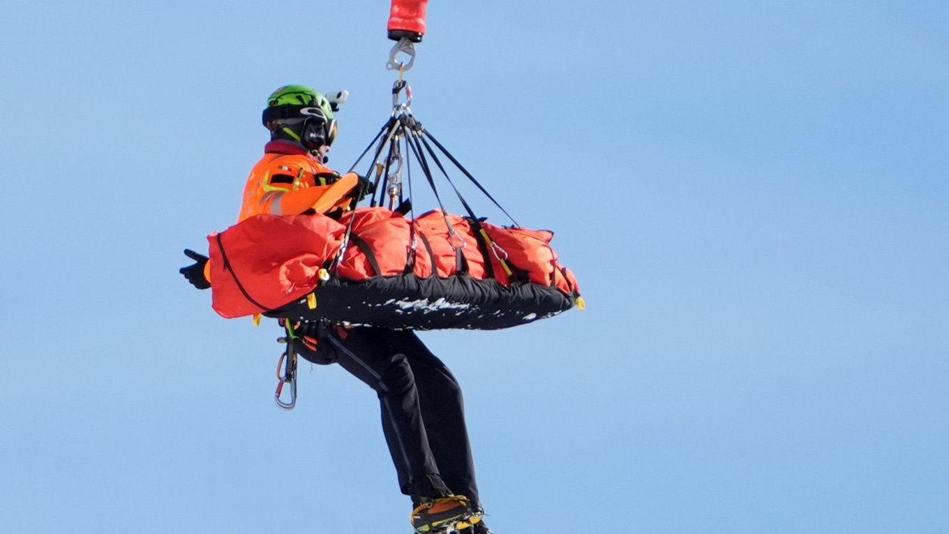 Lindsey Vonn crashes in Olympic downhill, undergoes surgery for broken leg