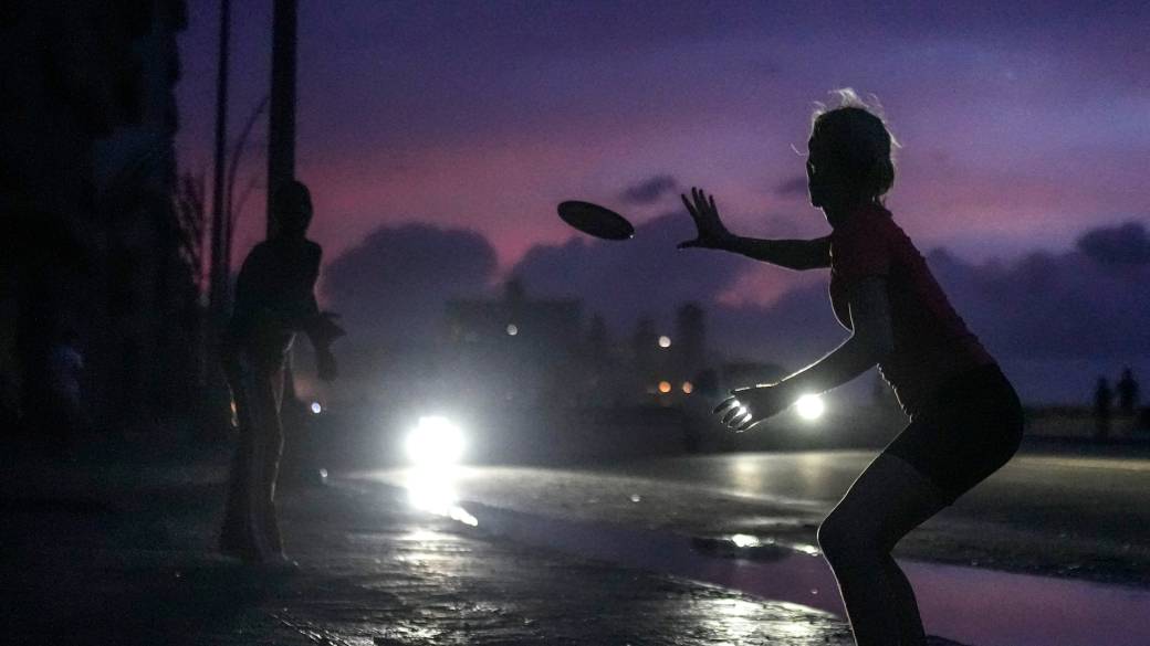 Click to play video: 'Cuba blackouts: Protesters bang pots as nation slowly restores power'