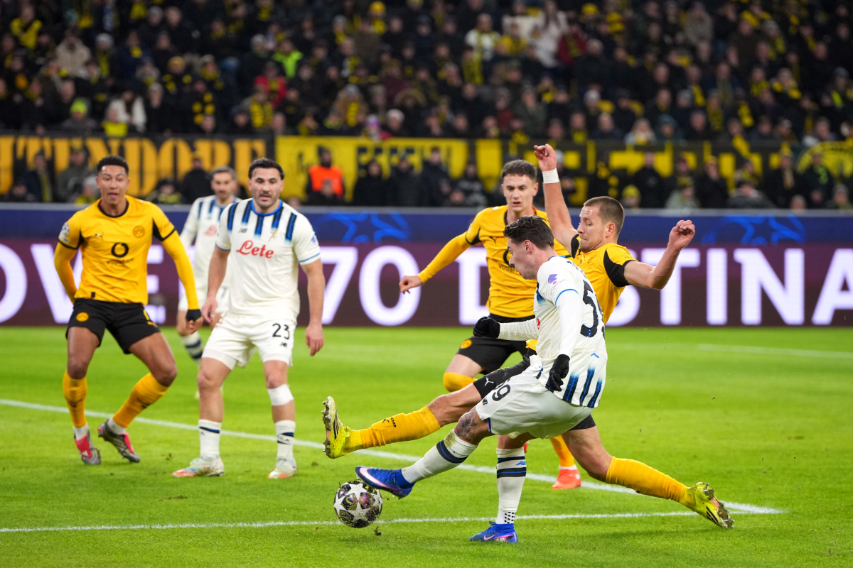 DORTMUND, GERMANY - FEBRUARY 17: Nicola Zalewski of Atalanta is challenged by Waldemar Anton of Borussia Dortmund during the UEFA Champions League 2025/26 League Knockout Play-off First Leg match between Borussia Dortmund and Atalanta BC at BVB Stadion Dortmund on February 17, 2026 in Dortmund, Germany. (Photo by Pau Barrena/Getty Images)