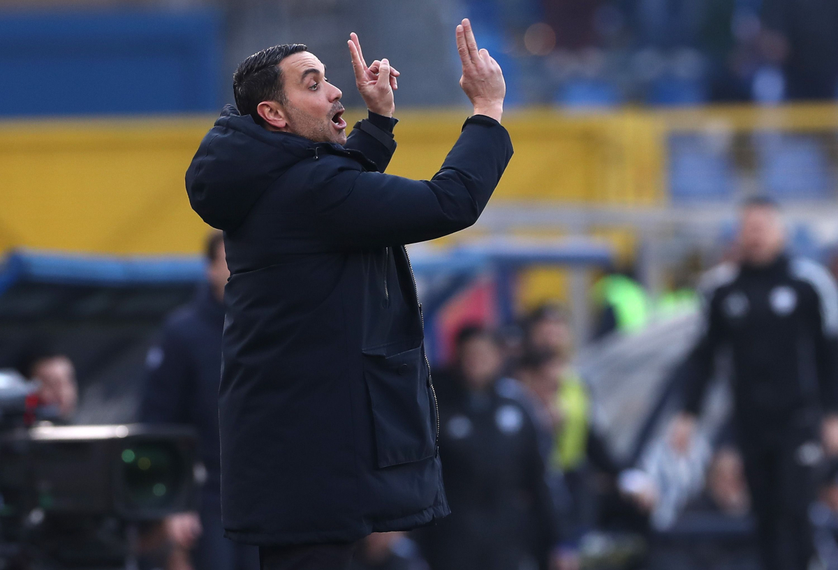 COMO, ITALY - FEBRUARY 01: Atalanta BC coach Raffaele Palladino issues instructions to his players during the Serie A match between Como 1907 and Atalanta BC at Giuseppe Sinigaglia Stadium on February 01, 2026 in Como, Italy. (Photo by Marco Luzzani/Getty Images)