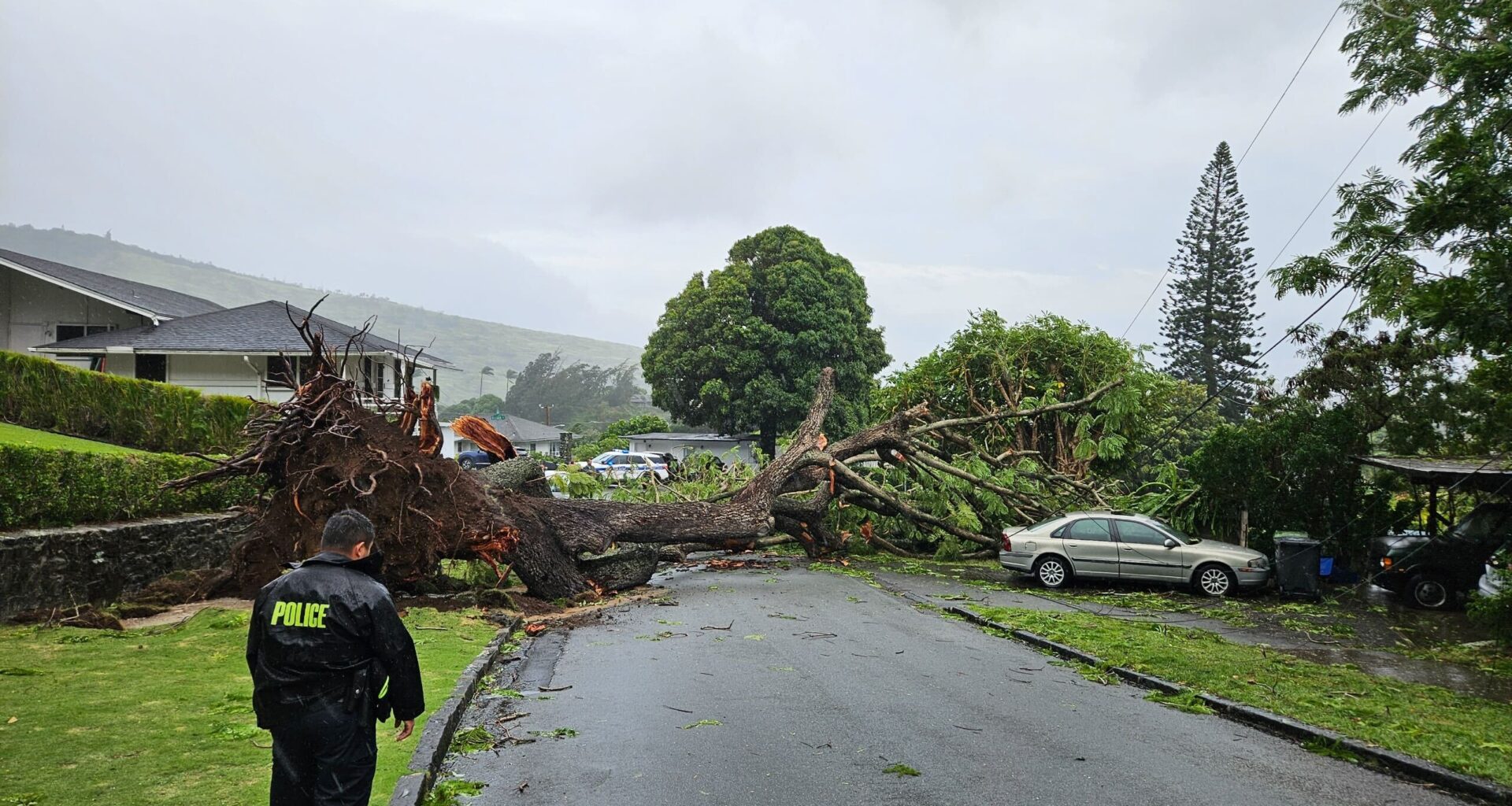 Hawaiʻi Storm Latest: State Shuts Down, 1,000s Lose Power