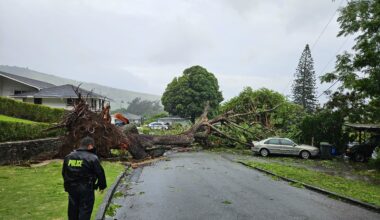 Hawaiʻi Storm Latest: State Shuts Down, 1,000s Lose Power