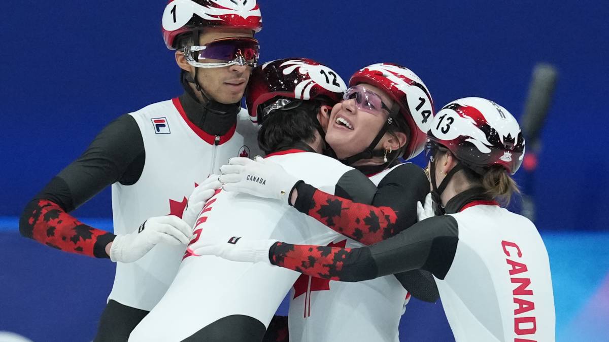 Click to play video: 'Canada wins silver in short-track speedskating mixed team relay'